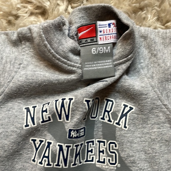 Yankees Baseball lovers bundle! ❤️⚾️💙 (sizes range from 0-3 months to 12months) - Picture 10 of 12